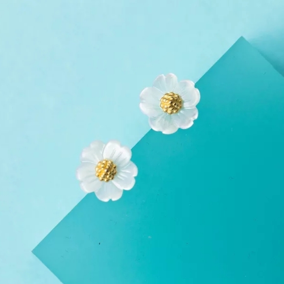 Gorgeous Flower Stud Earrings - Picture 5 of 5